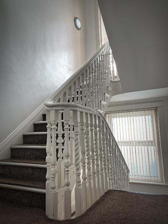Bournemouth Beachfront Retreat 3 Bedroom 3 Bathroom Seaside B&B With Free Parking Exteriör bild