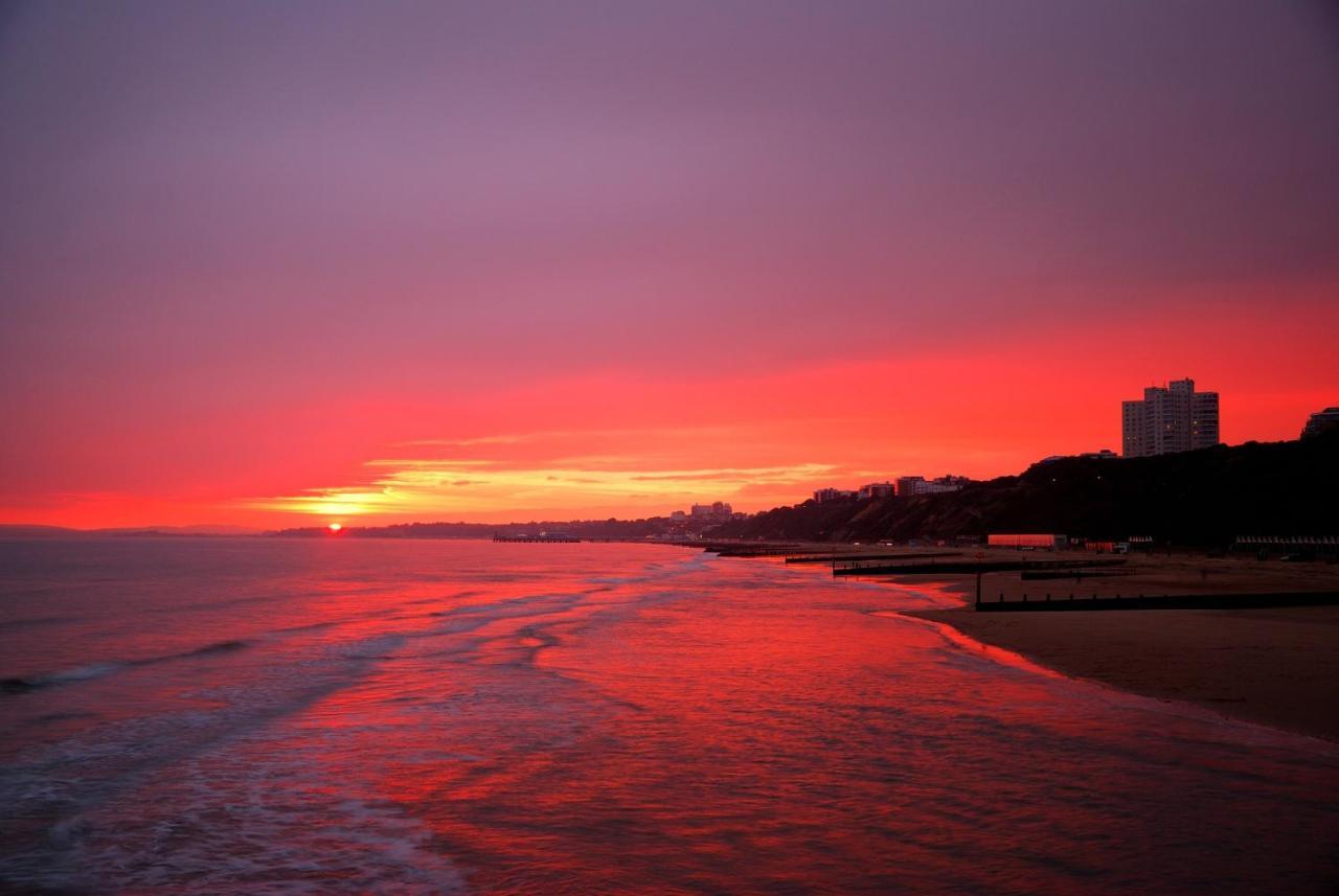 Bournemouth Beachfront Retreat 3 Bedroom 3 Bathroom Seaside B&B With Free Parking Exteriör bild