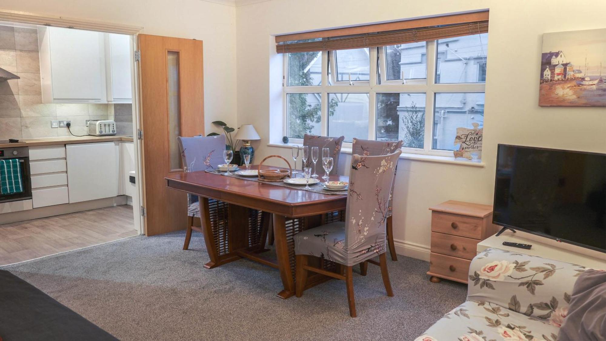 Bournemouth Beachfront Retreat 3 Bedroom 3 Bathroom Seaside B&B With Free Parking Exteriör bild
